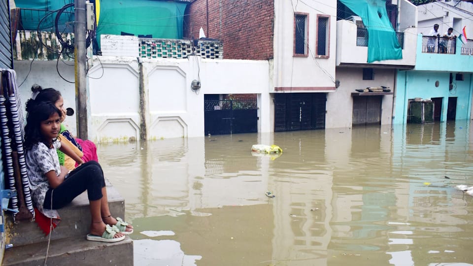 Prayagraj Drowns in Disaster Schools Hospitals Offices Police Stations Courts All Waterlogged Details in Hindi