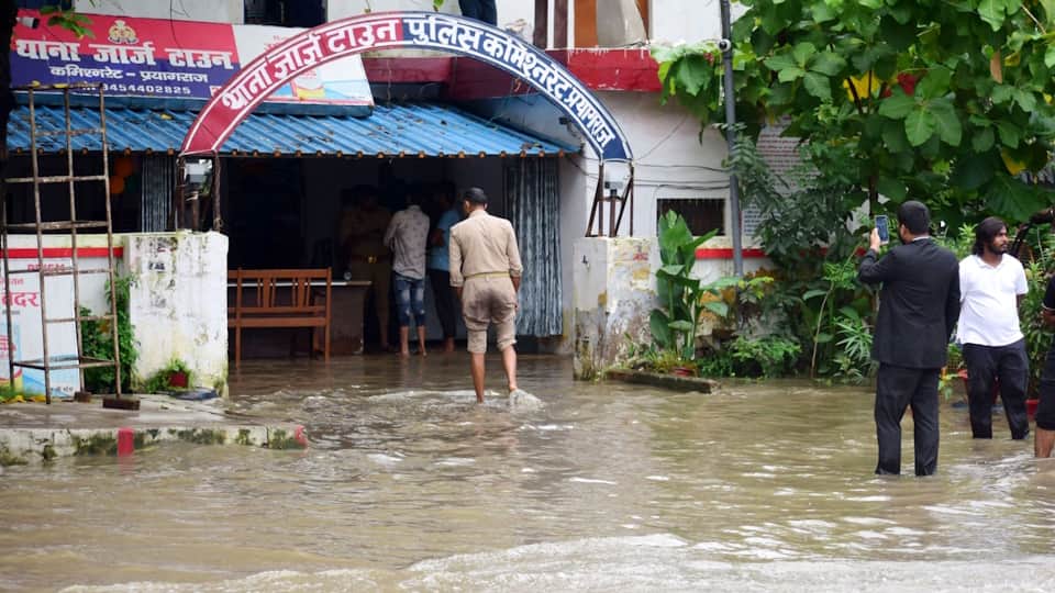 Prayagraj Drowns in Disaster Schools Hospitals Offices Police Stations Courts All Waterlogged Details in Hindi