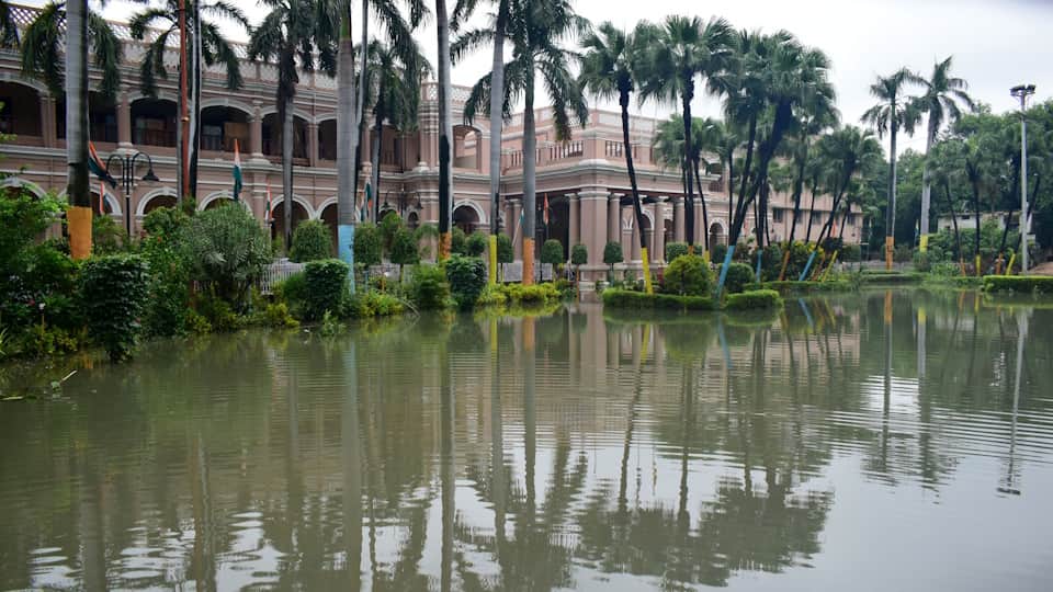 Prayagraj Drowns in Disaster Schools Hospitals Offices Police Stations Courts All Waterlogged Details in Hindi