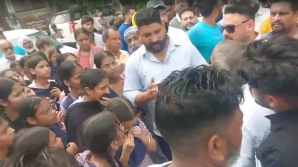 Gen-alfa Protest in Kapurthala shekhupura government school Upset over favorite teacher transfer