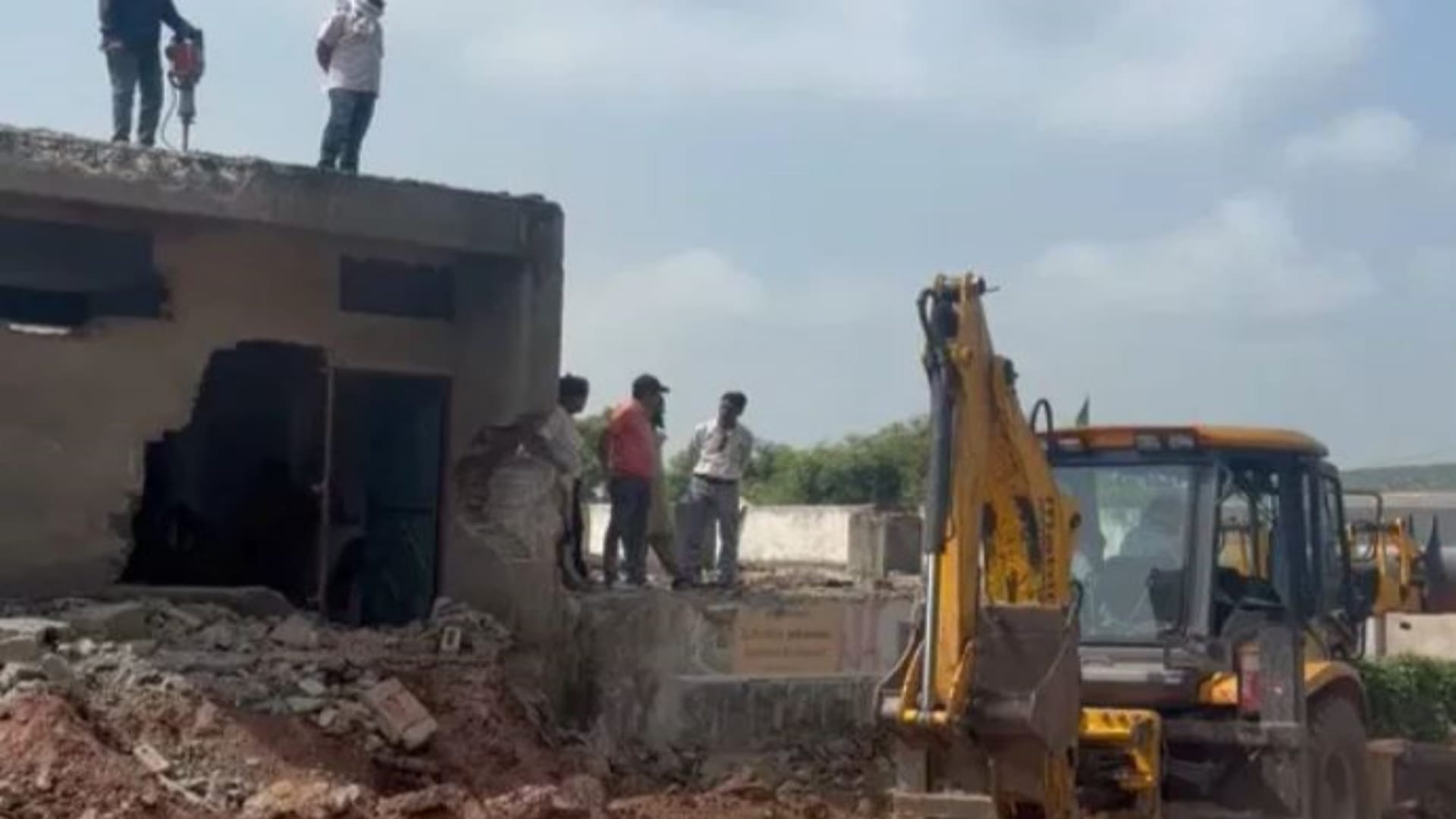 अतिक्रमणो पर चला प्रशासन का पीला पंजा