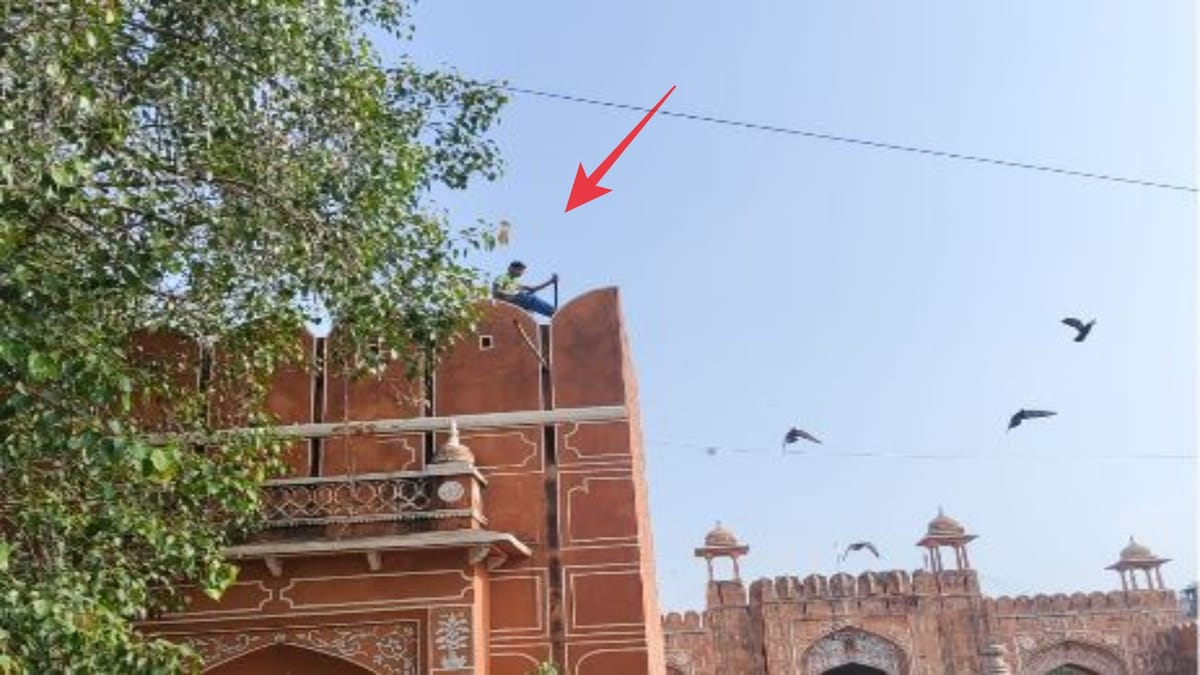 Jaipur News: स्कूल की टीसी कटने से नाराज छात्र अजमेरी गेट पर चढ़ा, कूदने की धमकी, पुलिस ने सुरक्षित नीचे उतारा
