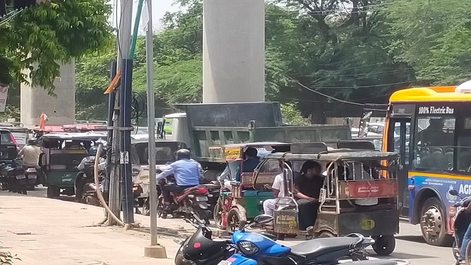 Agra Traffic Chaos: Metro Roadwork Triggers Two-Hour Jam at Rawli, 5-Minute Route Takes 25 Minutes