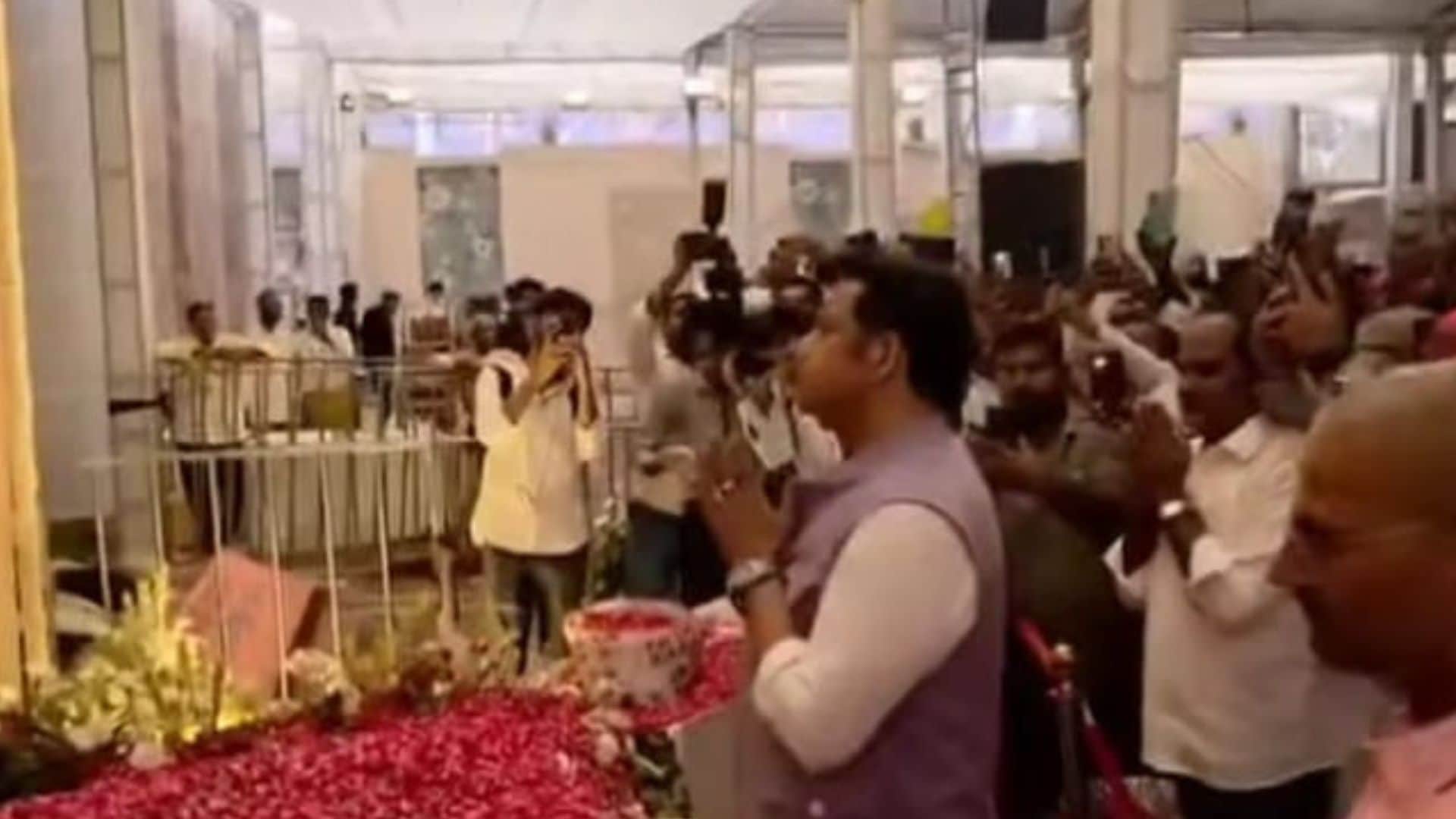 Umashankar Singh Live in Hearts Massive Crowd Gathers Pay Tribute MP Ravi Kishan and Actor Pawan Pay Homage