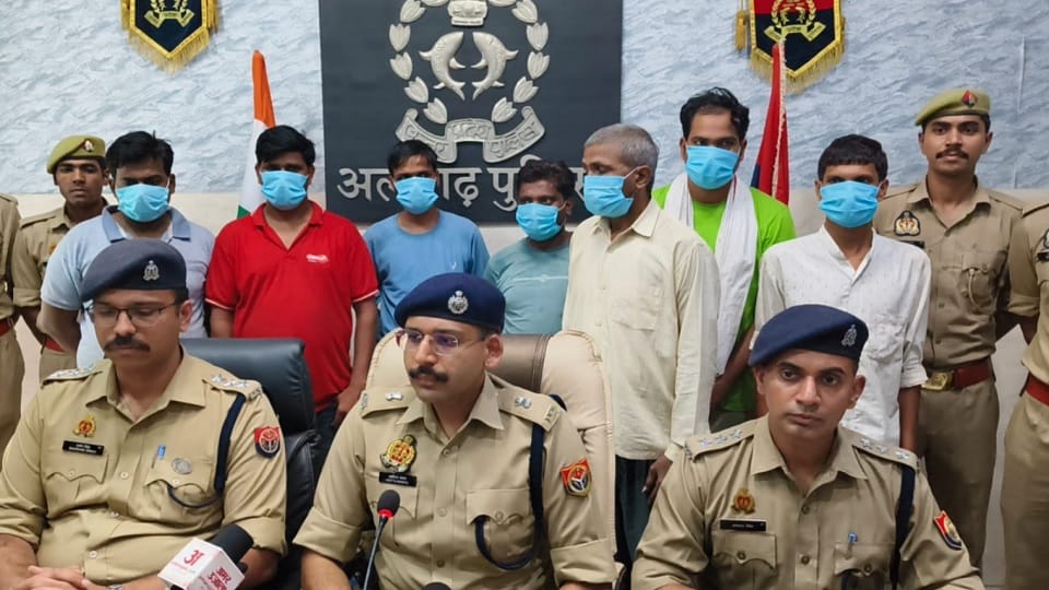 Aligarh: फर्जी एक्सीडेंट दिखाकर इंश्योरेंस क्लेम हड़पने वाले गिरोह का खुलासा, सात आरोपी गिरफ्तार