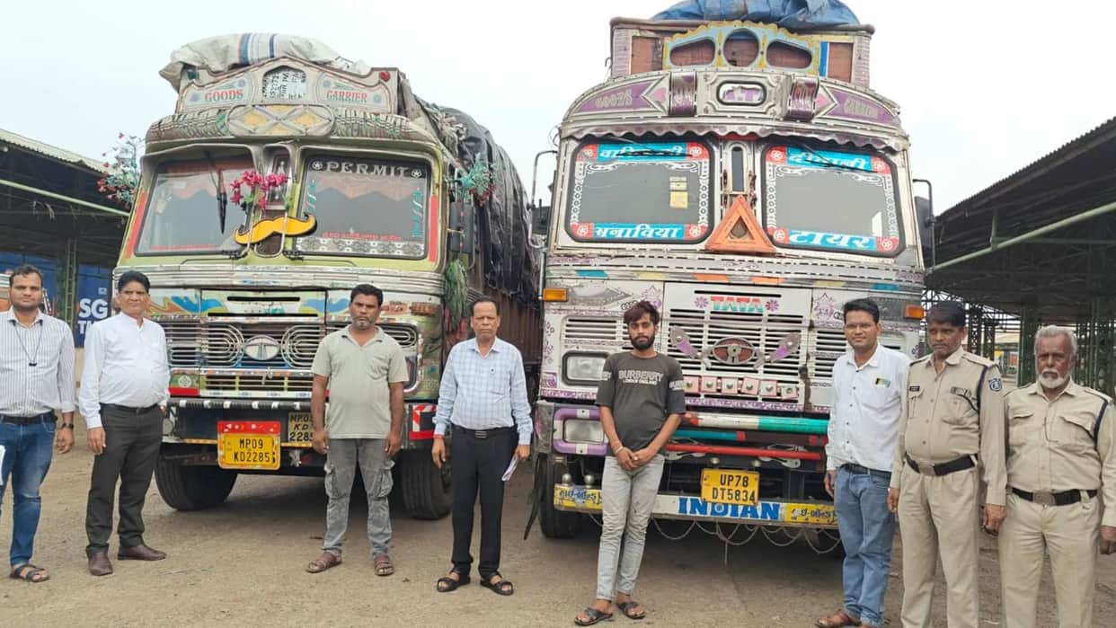 Vidisha SDM Raids Grain Market Seized two Trucks Loaded with 580 Bags of Government Wheat
