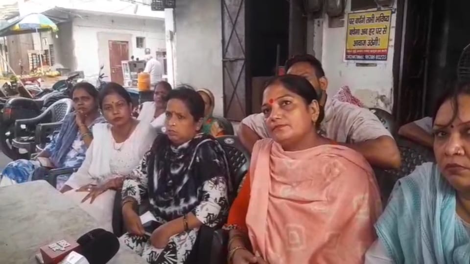 Meerut: मकान बचाने लखनऊ पहुंचीं महिलाएं, सीएम से न हुई मुलाकात, मिला भरोसा, बोलीं- घर उजड़े तो कहां जाएंगे?
