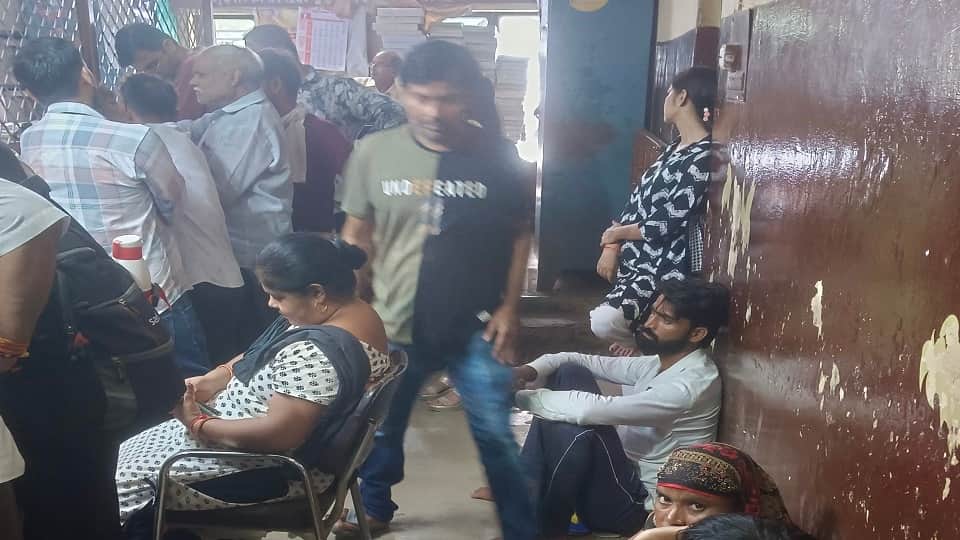 Sadar Tehsil Server Failure: Over 50 Property Registrations Stalled, Applicants Return Disappointed