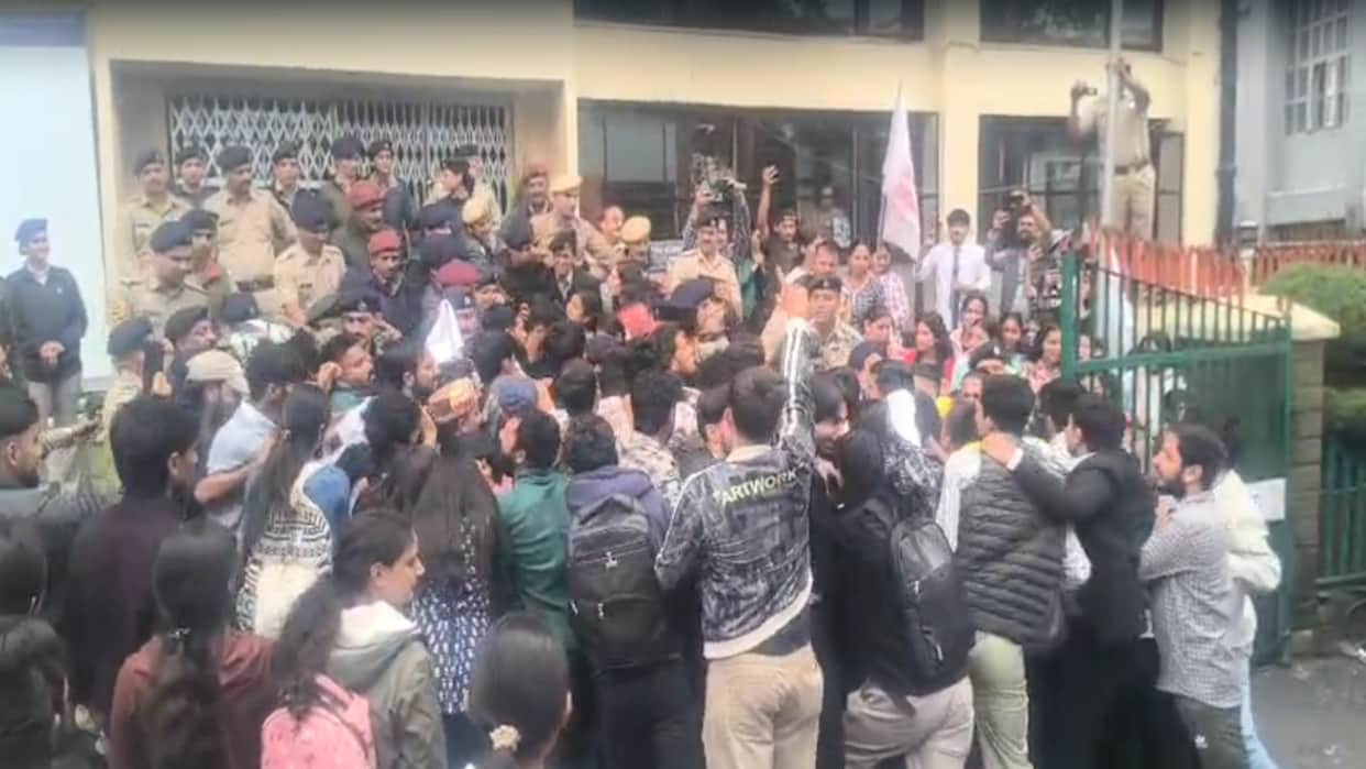 SFI's massive rally at HPU; loud slogan-shouting outside the VC's office—watch the report.