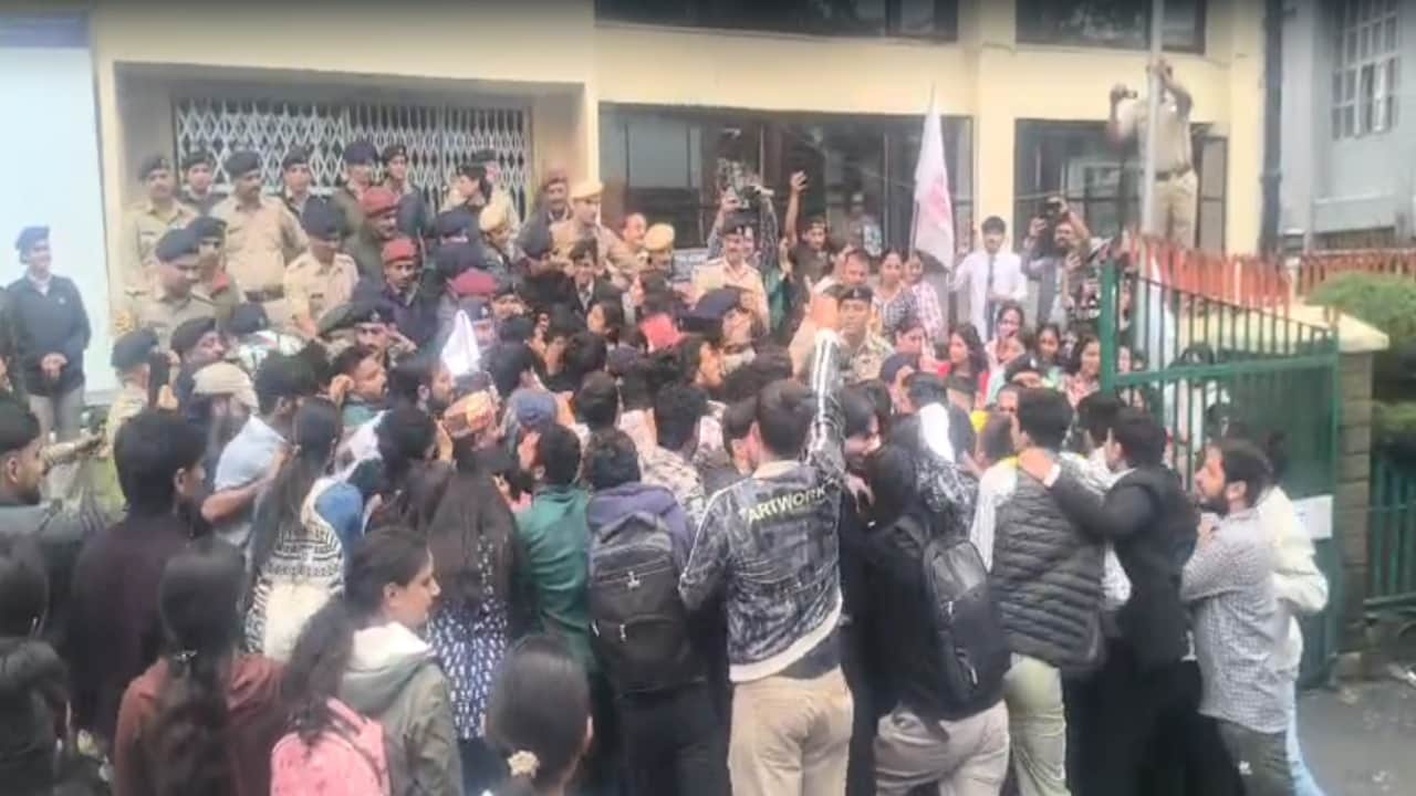 एचपीयू में एसएफआई का प्रदर्शन्, जमकर धक्कामुक्की।