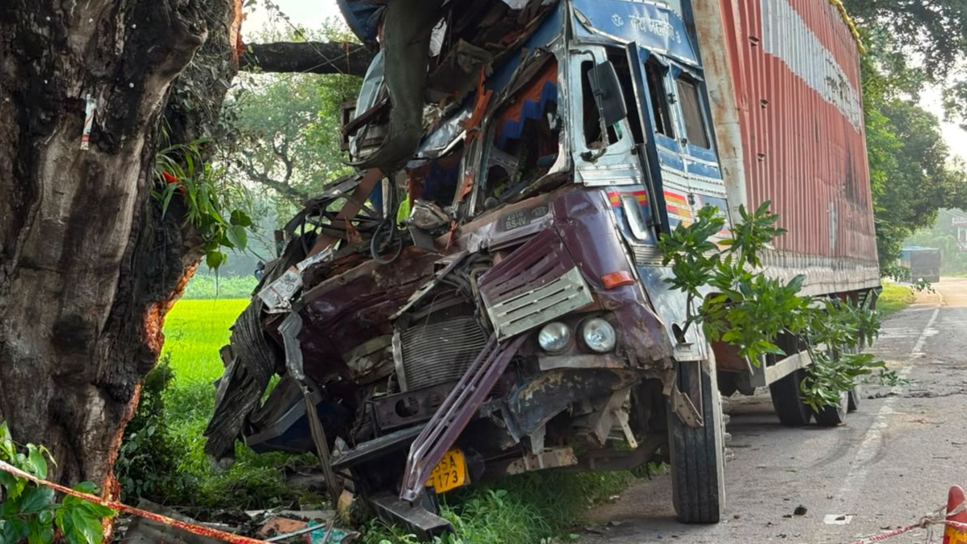 ट्रेलर के उड़े परखच्चे।