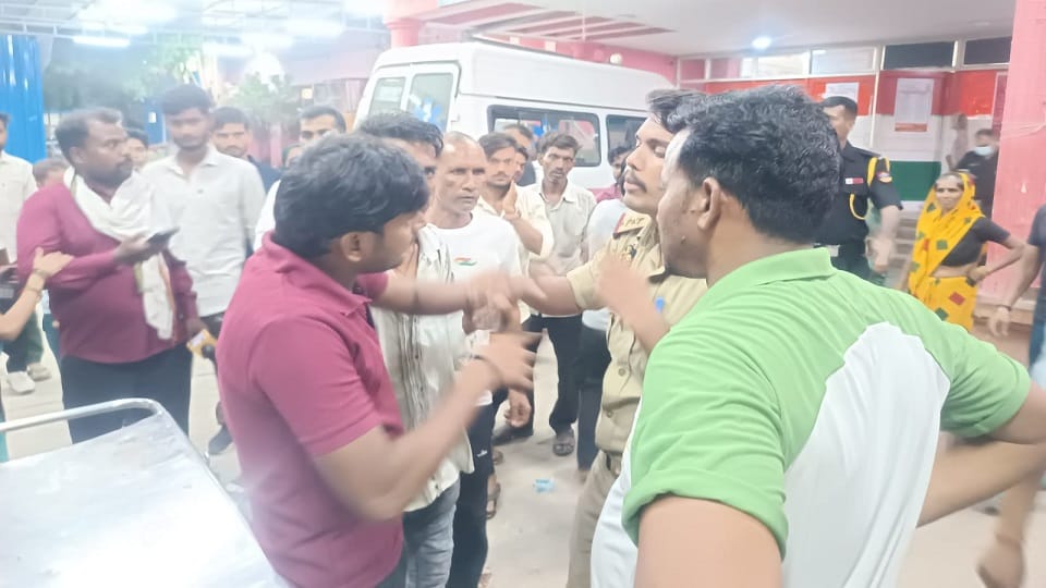 Chaos at Firozabad Trauma Center After Attendants Clash With Security Guard