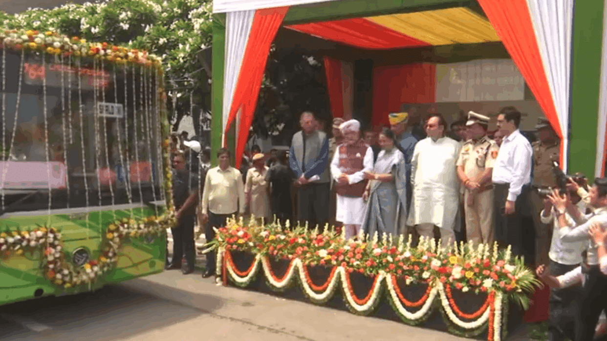 cm rekha flags off electric buses in Delhi and comments on Satyendar Jain arrest