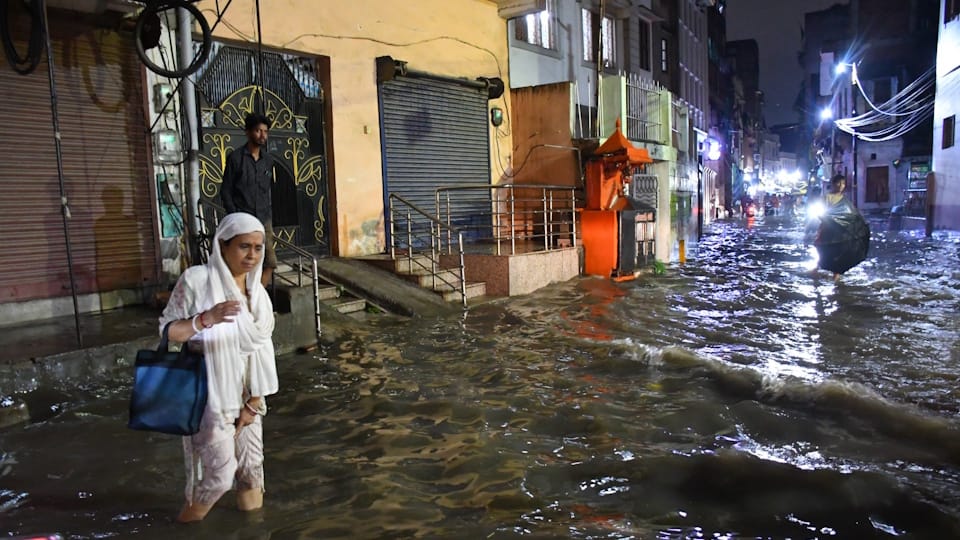 Images of rain in Kashi 50 mm of rainfall in one hour monsoon trough passing over district inundated