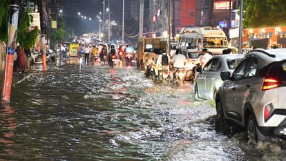वाराणसी में बारिश से जलभराव।