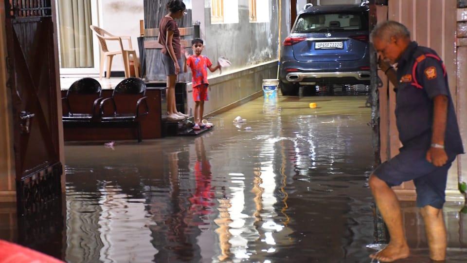 Images of rain in Kashi 50 mm of rainfall in one hour monsoon trough passing over district inundated