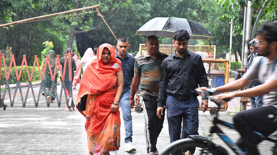 Varanasi Floods Update 19 Areas Waterlogged, Cremations Shift to Ghat Lanes Amid Rising Ganga-Varuna