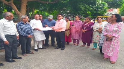 विधायक के साथ  लोग