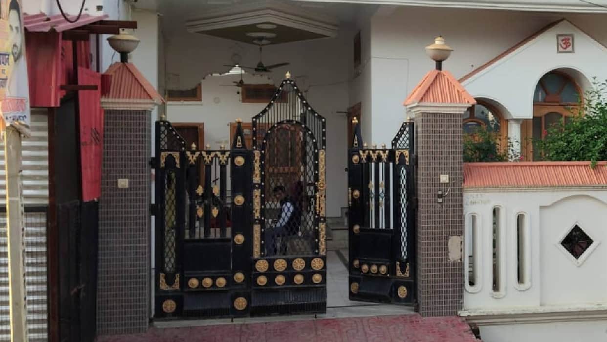 UP: Former Balrampur CMO office clerk accused of amassing assets 763.65% above income; raids conducted at thre