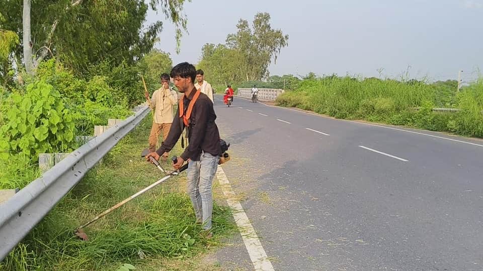 Impact of Amar Ujala Report: Overgrown Grass Being Cleared Along Agra-Jaipur Highway