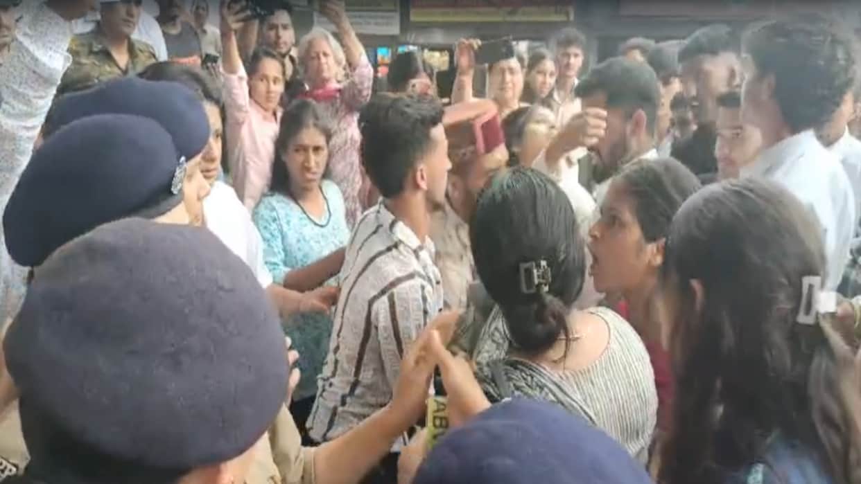 Mandi: Scuffle and massive commotion between police personnel and ABVP activists over the prevention of an eff