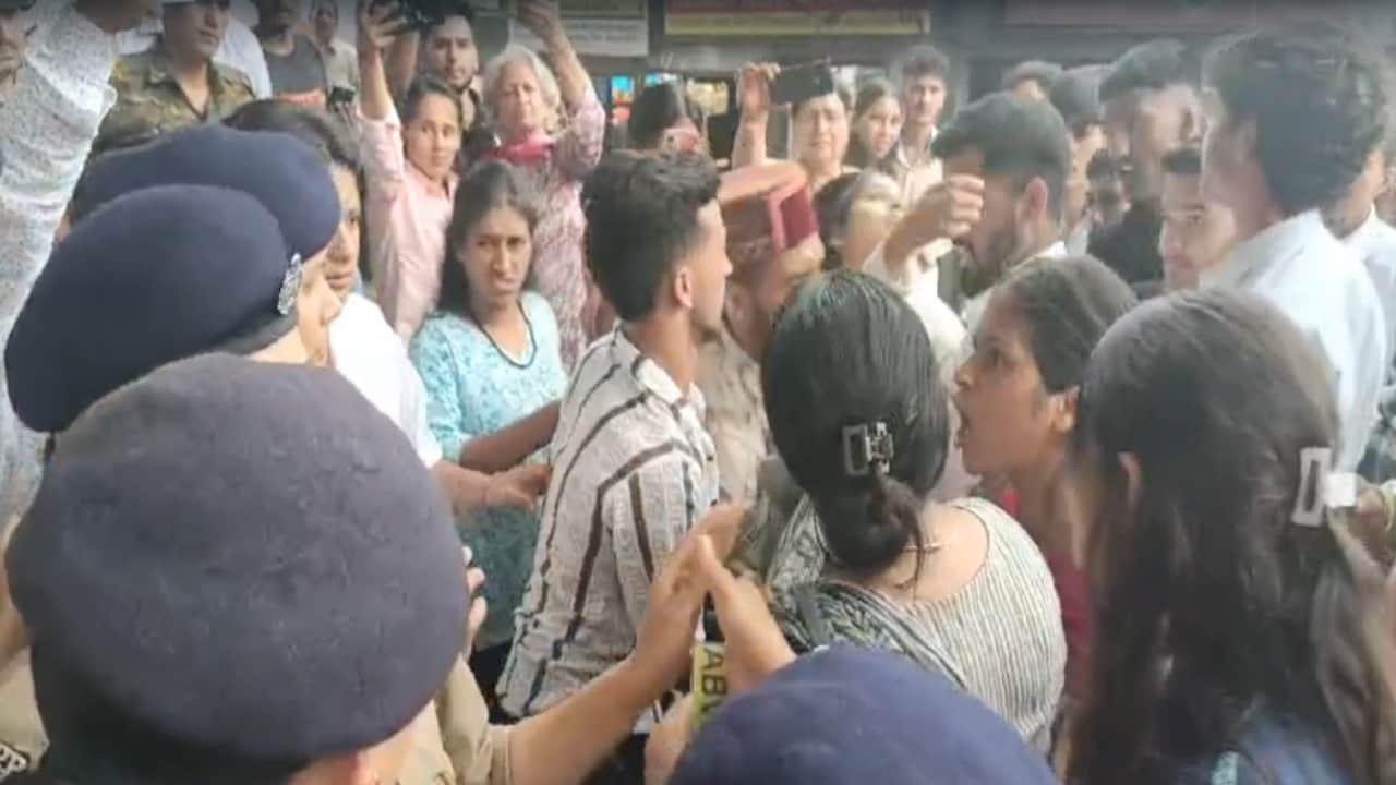 पुलिस जवानों और एबीवीपी कार्यकर्ताओं में धक्कामुक्की।