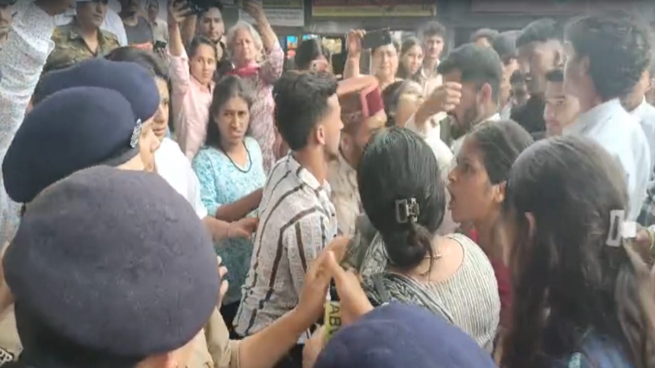 पुलिस जवानों और एबीवीपी कार्यकर्ताओं में धक्कामुक्की।
