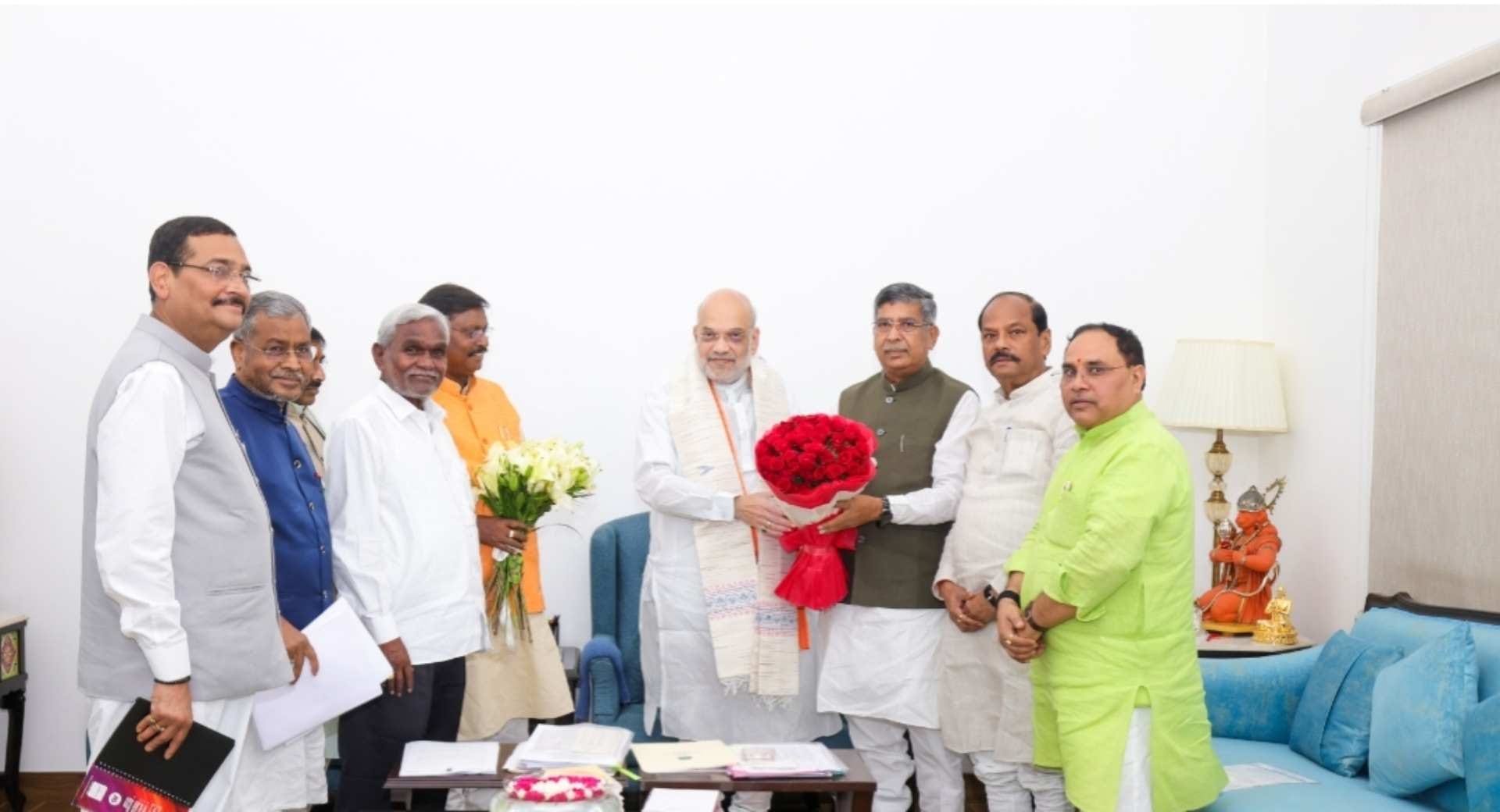 अमित शाह से मिलते झारखंड बीजेपी के नेता