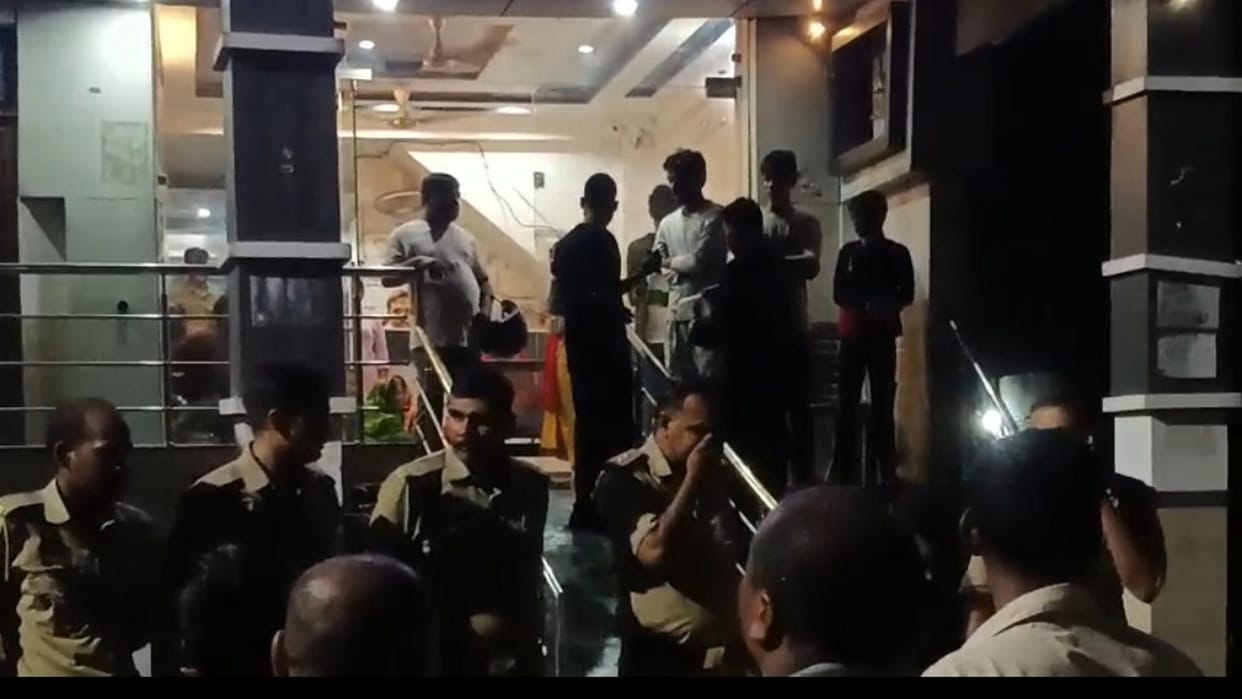 Woman dies after childbirth in Jhunsi; relatives vandalize hospital after placing her body there.