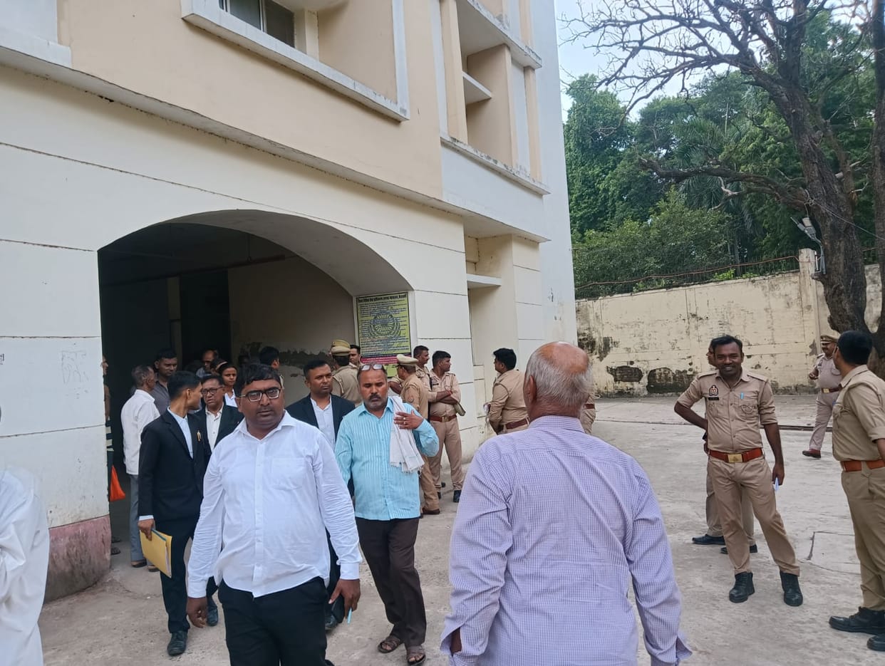A prisoner brought on remand from the Ayodhya court escaped after giving the police the slip