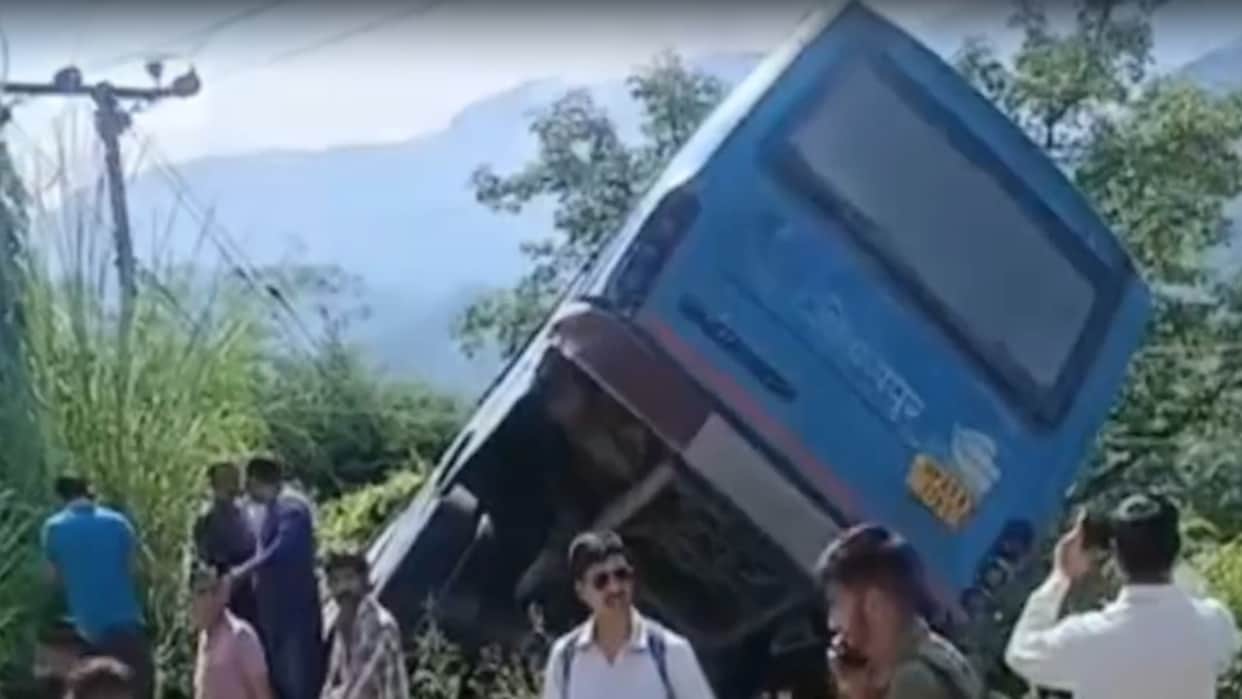 Himachal: Collision between HRTC and private buses on the Bhaged-Pnaul road; passengers scream in panic.