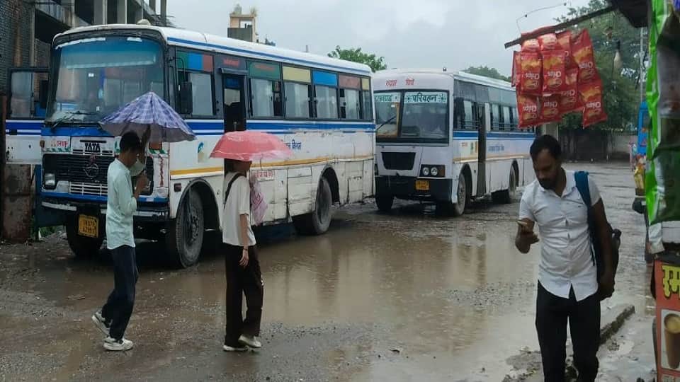 Rudrapur Roadways bus stand does not have basic facilities