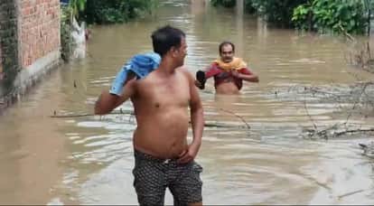 बाढ़ के बीच कुछ इस तरह आते-जाते हुए ग्रामीण।