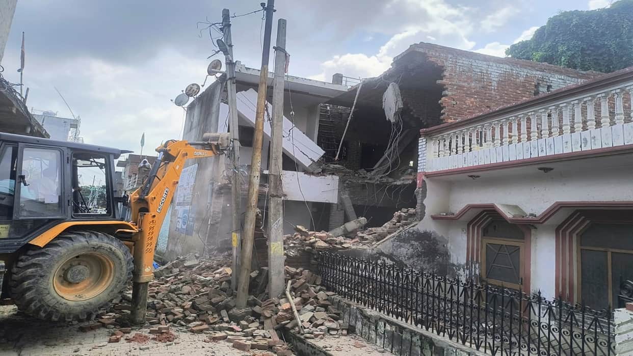 Shahjahanpur Gautam Murder Case Bulldozer used on accused Sameer two-storey house