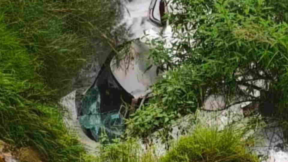 Chamoli: Accident in Nanda Nagar car plunges into a gorge in the Jhumki are late at night Army soldier dies