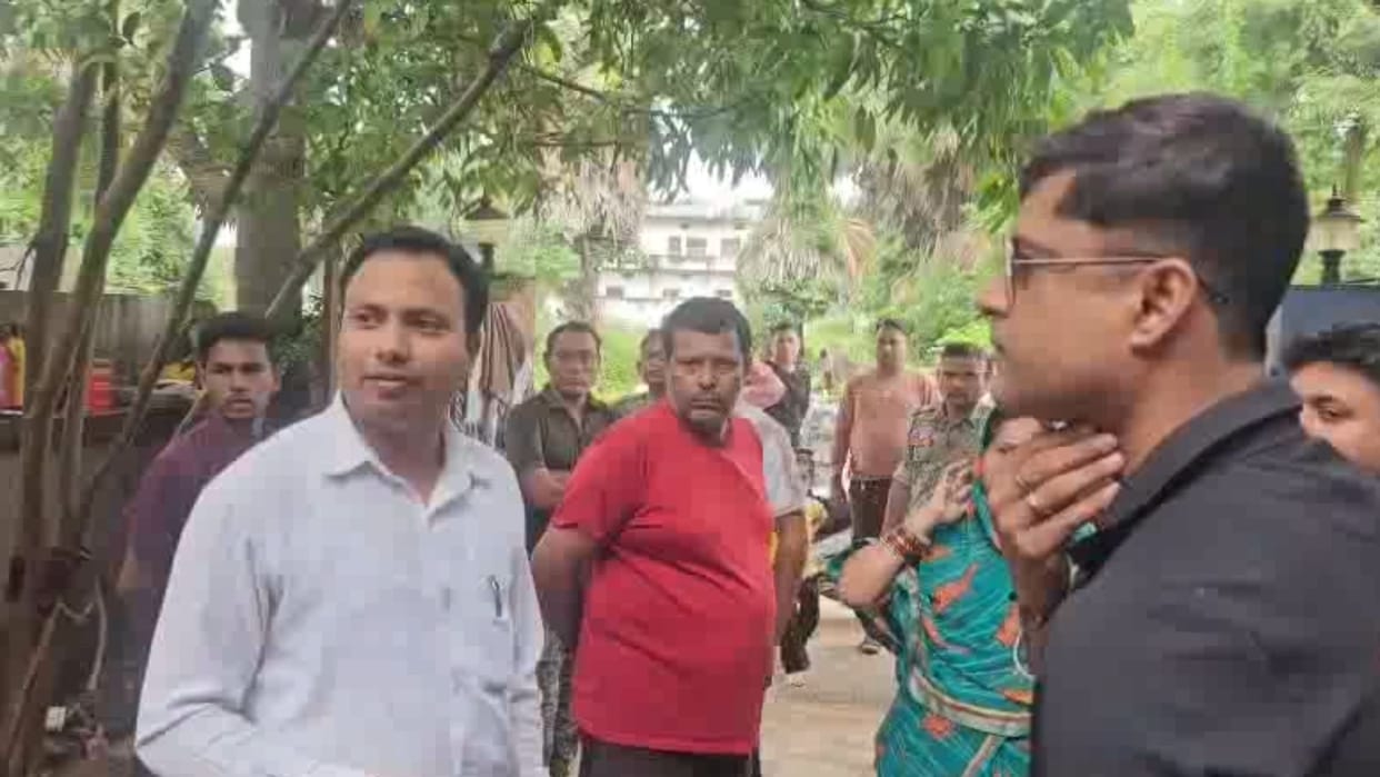 food inspector accused entering traders house women misbehavior bijapur band
