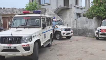 गुजरात पुलिस।