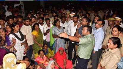 प्रिंस निषाद के राप्ती नदी में लापता होने के बाद जाम लगाकर प्रदर्शन करते ग्रामीण