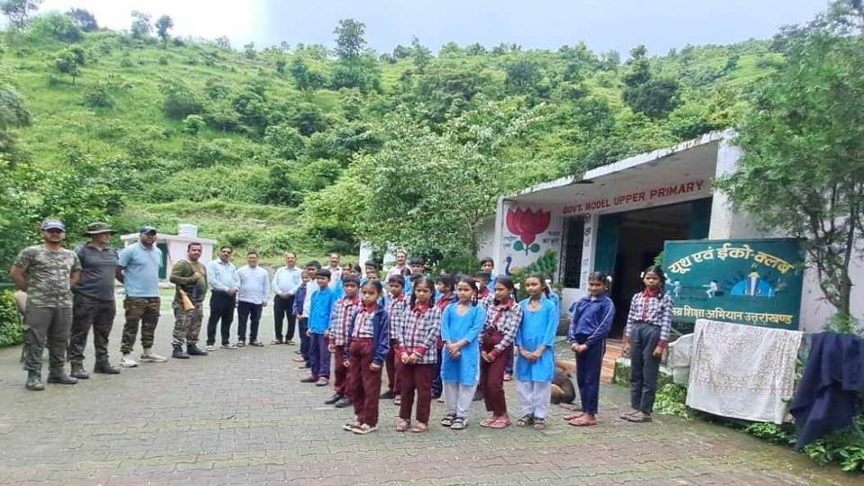 गश्त के दौरान राजकीय उच्च प्राथमिक विद्यालय डभरा सौराल में वन विभाग की टीम।