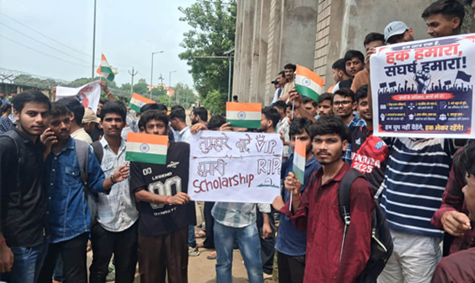 Kannauj: Engineering students create a ruckus over non-receipt of scholarships; stage a sit-in on campus