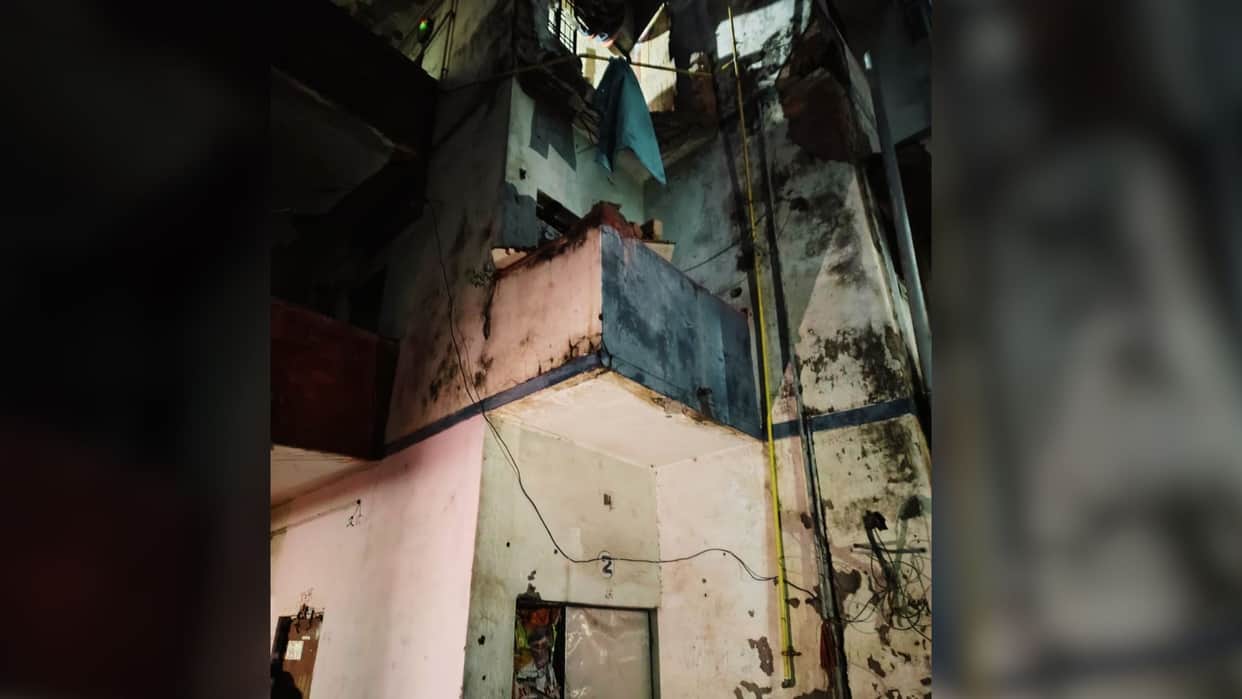 Accident Kanshiram Awas old man falls after dilapidated balcony projection collapses dies during treatment