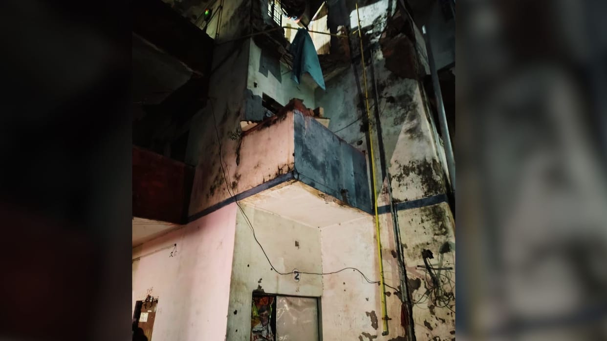 Accident Kanshiram Awas old man falls after dilapidated balcony projection collapses dies during treatment