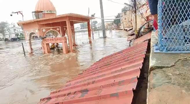 Mandakini Swells Shops at Ramghat in Chitrakoot Submerged Floodwaters Reach Main Gate High Alert Issued