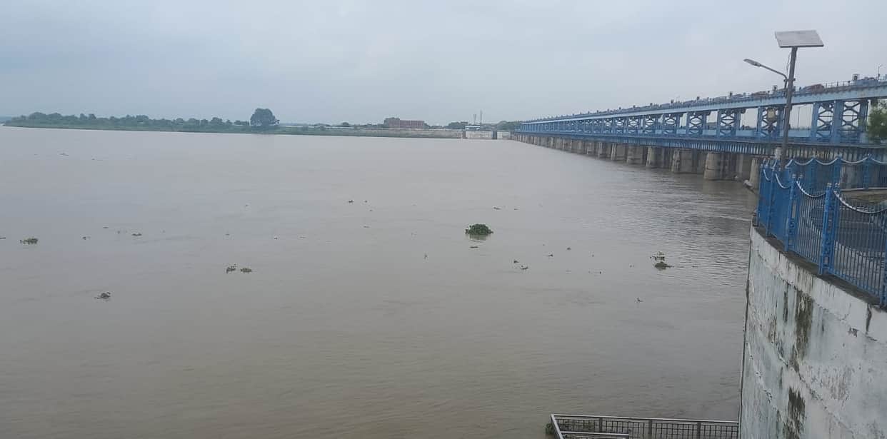 Rising water level of the Ganga in Kanpur Lakhs of cusecs of water discharged from the barrage