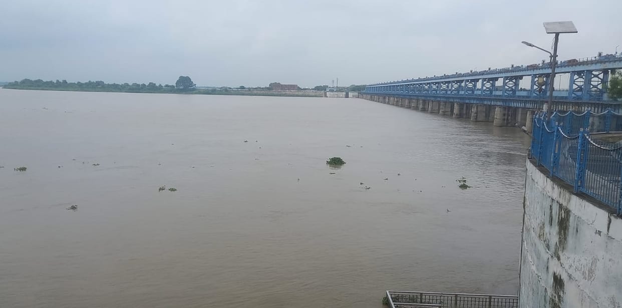 Rising water level of the Ganga in Kanpur Lakhs of cusecs of water discharged from the barrage