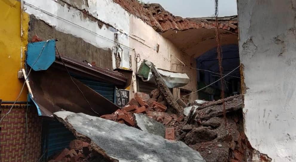 Kanpur roof of dilapidated house collapses two laborers critically injured after trapped under debris