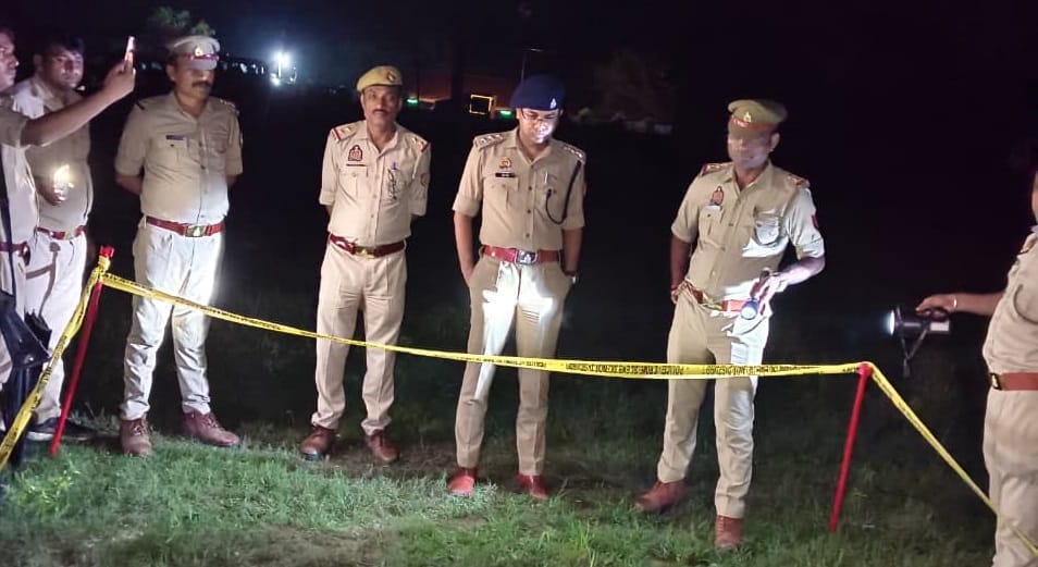 घटनास्थल पर जांच करती पुलिस