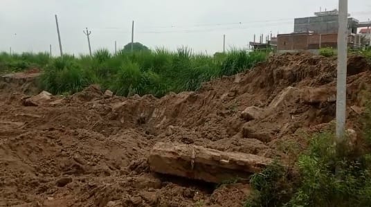 प्रस्तावित जमीन से 20 डंपर मिट्टी चोरी