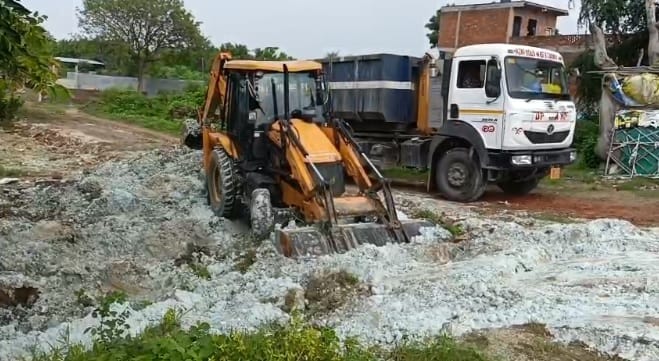 पुरवामीर से खतरनाक क्राेमियम कचरा हटाती जेसीबी