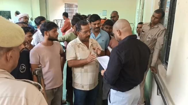Kanpur villagers gheraoed the SDO office and submitted a memorandum to the Tehsildar